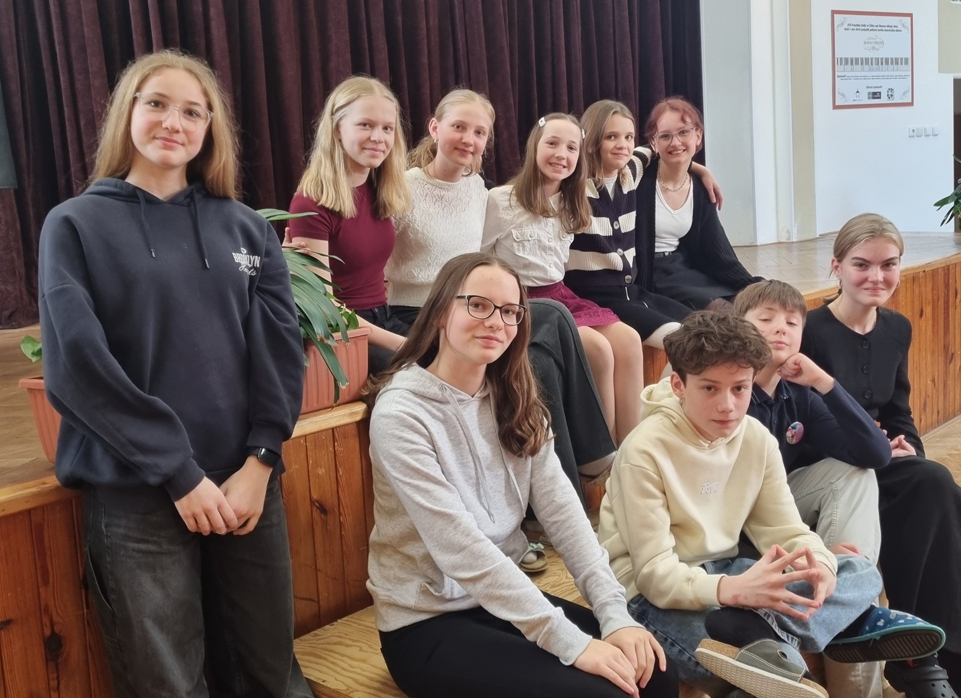 Tři postupy a tři ocenění poroty! Naši recitátoři zazářili v oblastním kole Dětské scény 